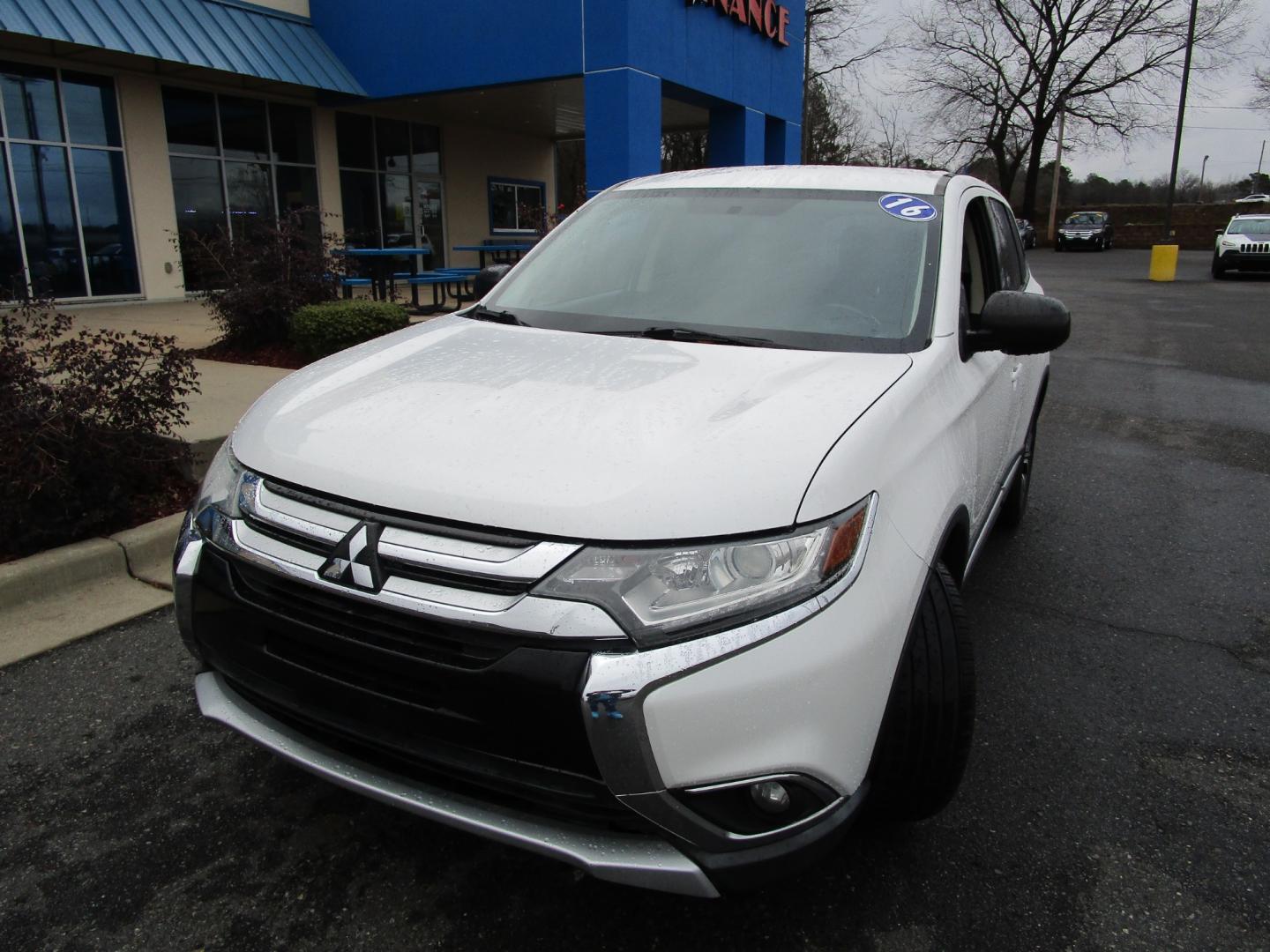 2016 WHITE /Black/Cloth Mitsubishi Outlander (JA4AD2A36GZ) , located at 1814 Albert Pike Road, Hot Springs, AR, 71913, (501) 623-1717, 34.494228, -93.094070 - Photo#1